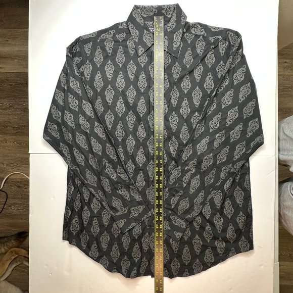 Roundtree and Yorke. Men’s long sleeve button front shirt. Size medium. - Picture 6 of 8